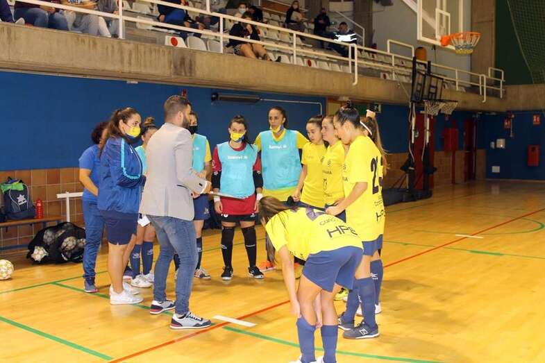 Noda, en una charla técnica durante el encuentro frente al San Fernando (Foto TA)